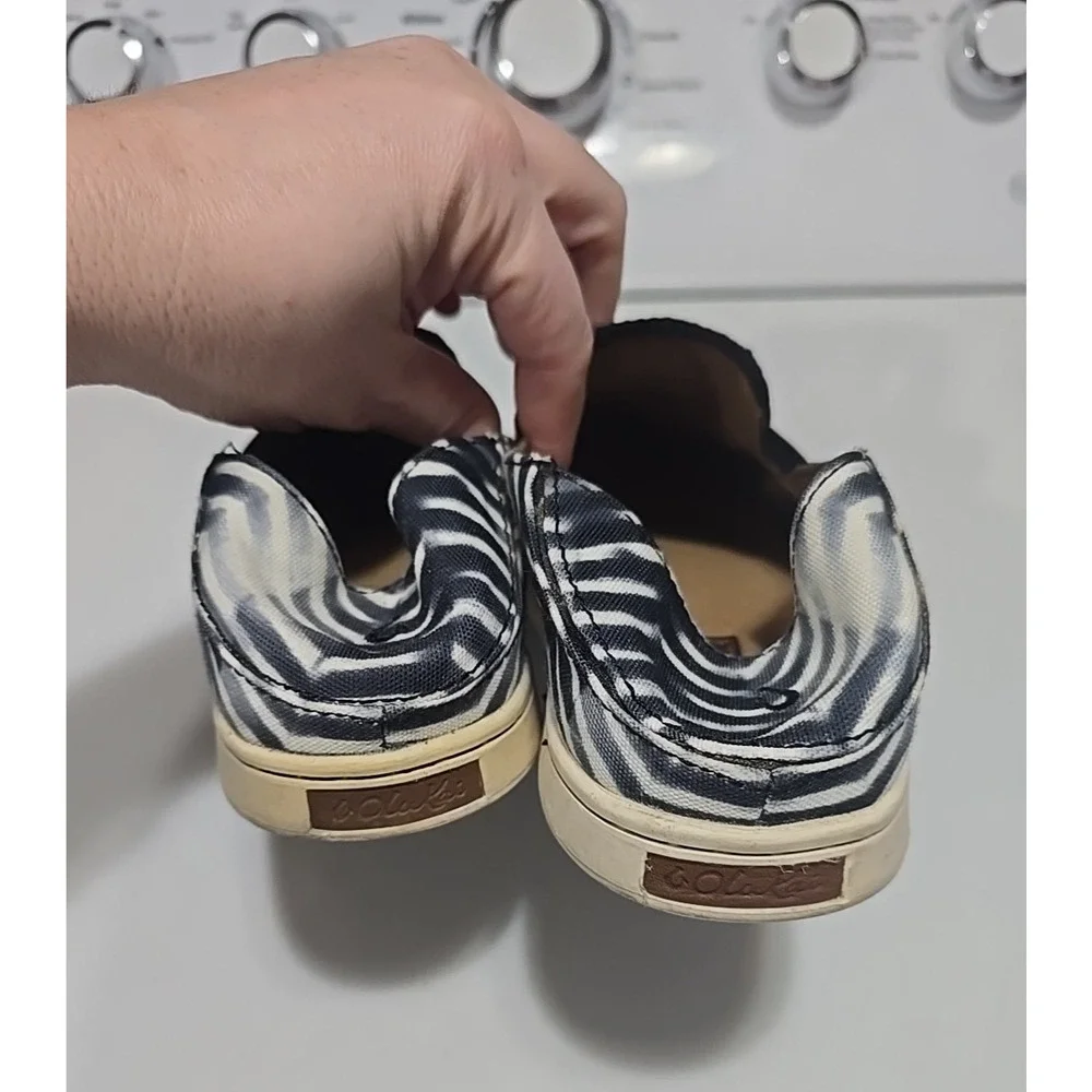 OluKai Pehuea Pa’i Blue Chevron Canvas Slip On Comfort Shoes Womans Size‎ 6.5